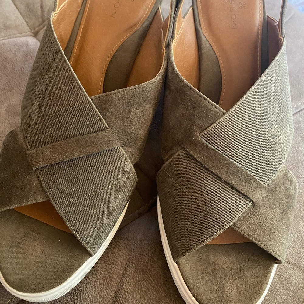 Caslon leather wedge open-toe sandal with white sole size 8.5